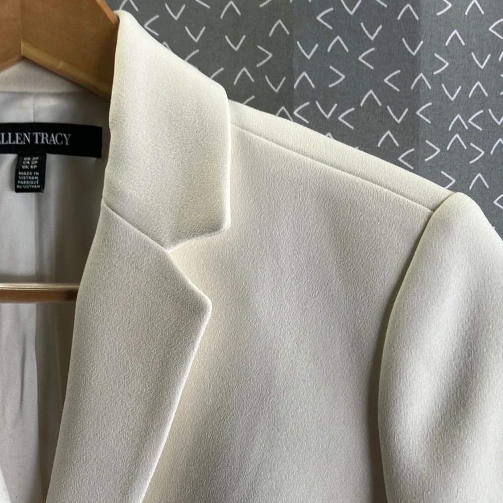 Ellen Tracy Women's Elegant Cream Blazer